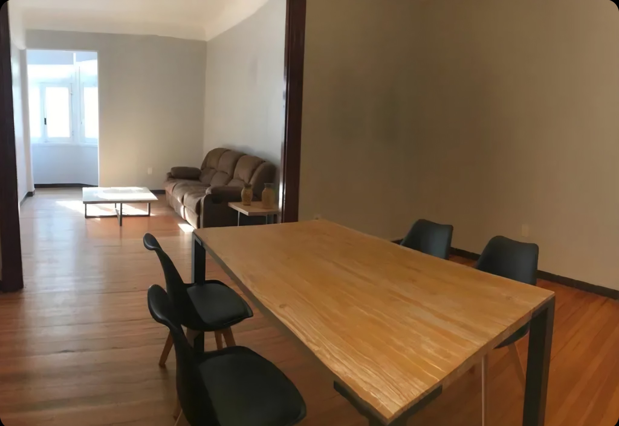 Exclusivo Apartamento de Lujo en el Emblemático Palacio Salvo: 1 Dormitorio, Amplio Living Comedor, Totalmente Remodelado y Equipado, Ideal para Parejas o Inversión Corporativa. · Foto 1