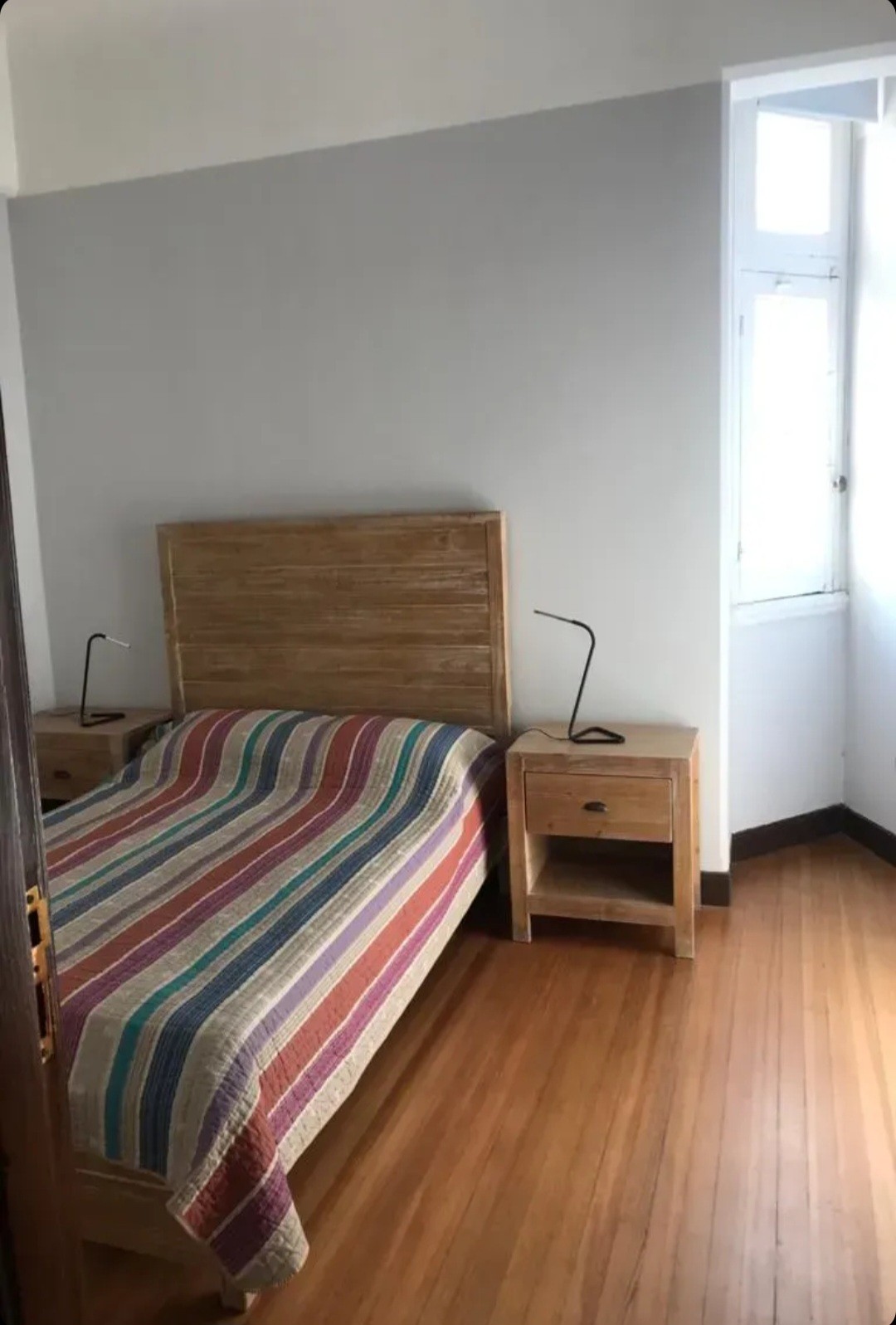 Exclusivo Apartamento de Lujo en el Emblemático Palacio Salvo: 1 Dormitorio, Amplio Living Comedor, Totalmente Remodelado y Equipado, Ideal para Parejas o Inversión Corporativa. · Foto 4