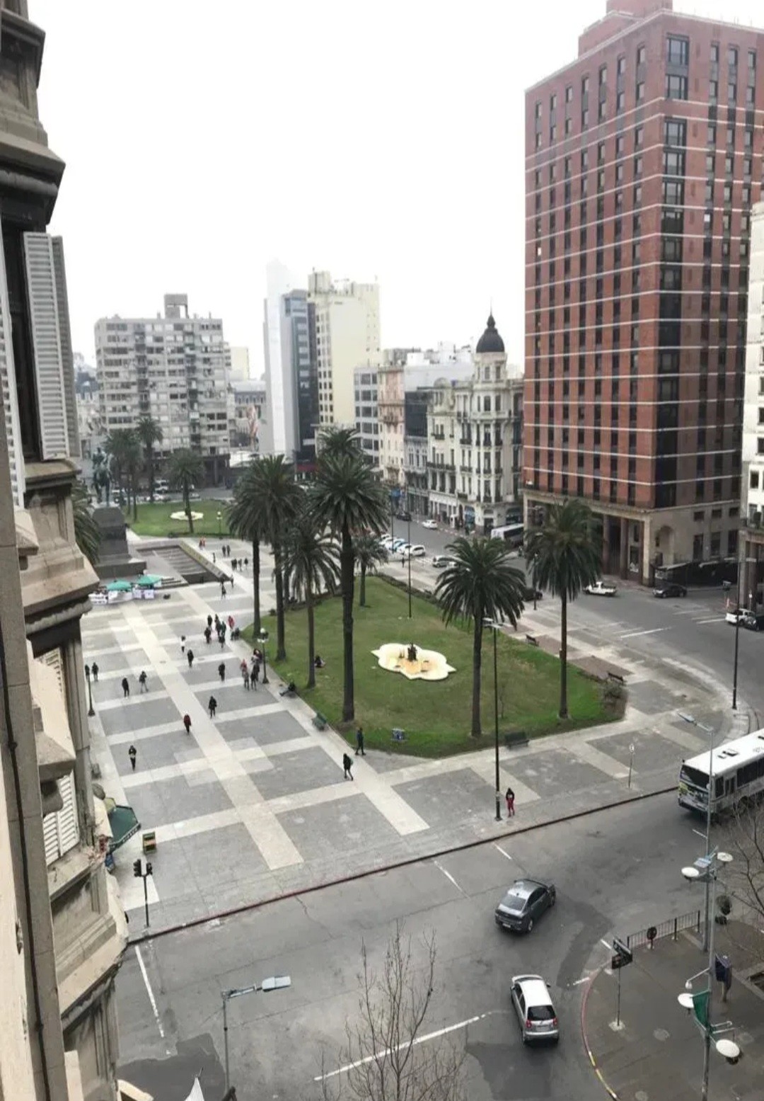 Exclusivo Apartamento de Lujo en el Emblemático Palacio Salvo: 1 Dormitorio, Amplio Living Comedor, Totalmente Remodelado y Equipado, Ideal para Parejas o Inversión Corporativa. · Foto 9