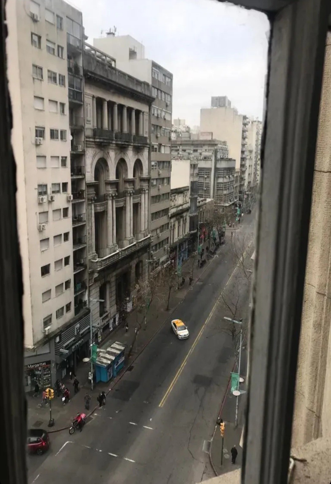 Exclusivo Apartamento de Lujo en el Emblemático Palacio Salvo: 1 Dormitorio, Amplio Living Comedor, Totalmente Remodelado y Equipado, Ideal para Parejas o Inversión Corporativa. · Foto 10
