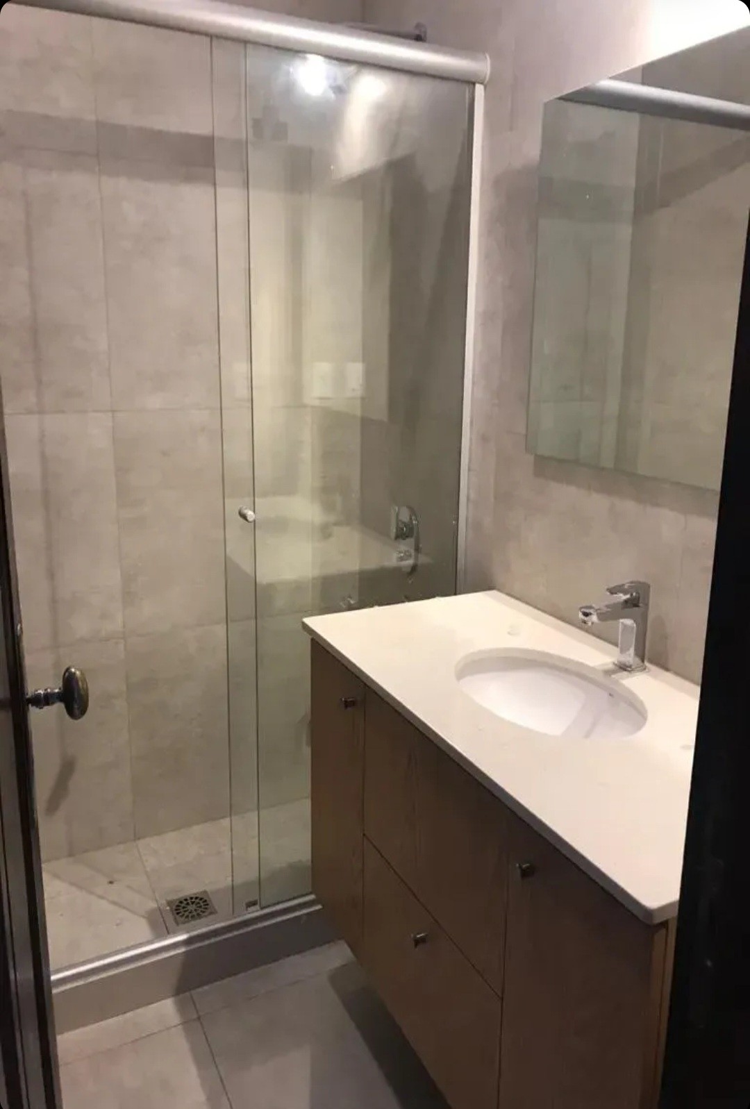 Exclusivo Apartamento de Lujo en el Emblemático Palacio Salvo: 1 Dormitorio, Amplio Living Comedor, Totalmente Remodelado y Equipado, Ideal para Parejas o Inversión Corporativa. · Foto 7