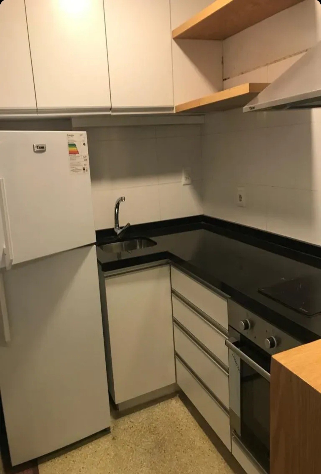 Exclusivo Apartamento de Lujo en el Emblemático Palacio Salvo: 1 Dormitorio, Amplio Living Comedor, Totalmente Remodelado y Equipado, Ideal para Parejas o Inversión Corporativa. · Foto 5