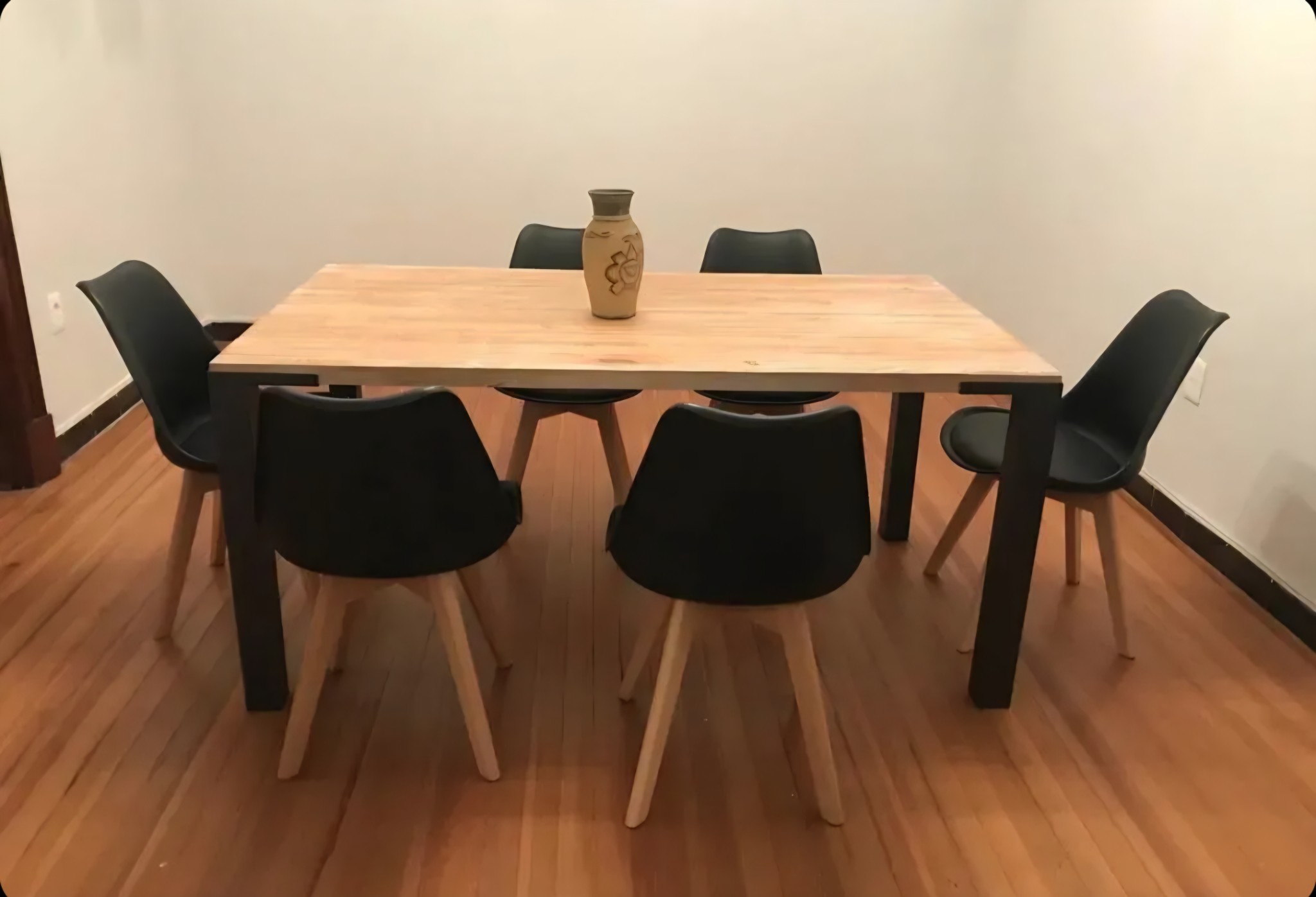 Exclusivo Apartamento de Lujo en el Emblemático Palacio Salvo: 1 Dormitorio, Amplio Living Comedor, Totalmente Remodelado y Equipado, Ideal para Parejas o Inversión Corporativa. · Foto 3