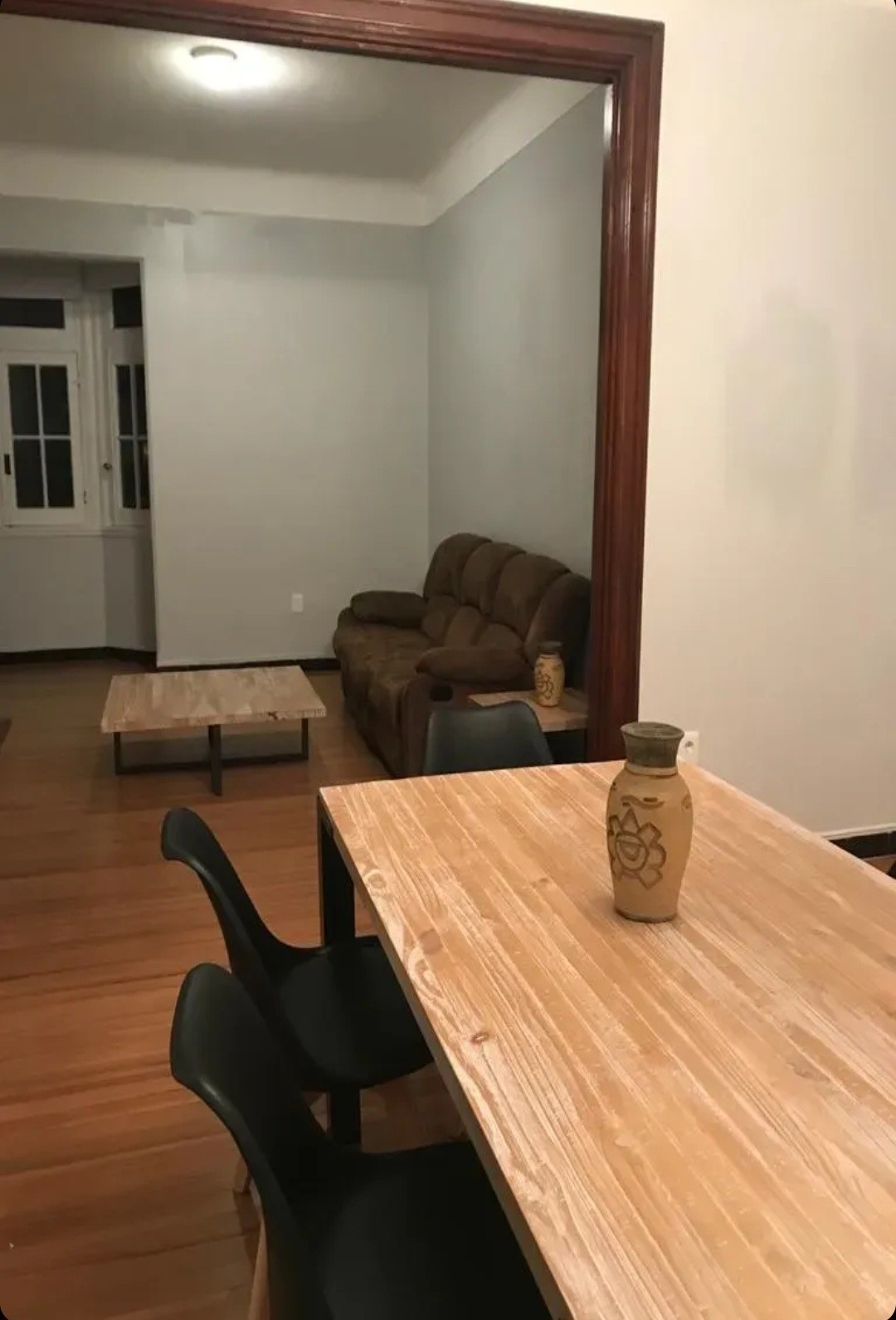Exclusivo Apartamento de Lujo en el Emblemático Palacio Salvo: 1 Dormitorio, Amplio Living Comedor, Totalmente Remodelado y Equipado, Ideal para Parejas o Inversión Corporativa. · Foto 2