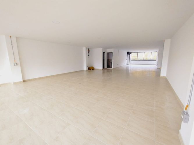 Local en arriendo en San Isidro, Medellín, 200 m² · foto 2 de 9