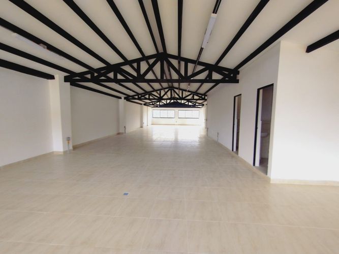 Local en arriendo en San Isidro, Medellín, 200 m² · foto 2 de 9