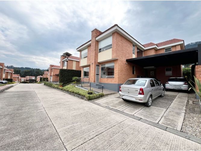 Casa de 3 alcobas en venta en Chuntame, Chía, 280 m² · foto 2 de 24