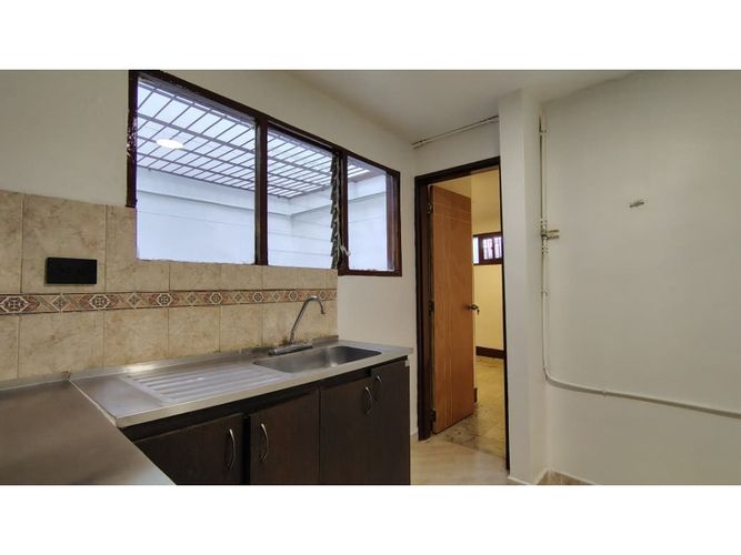 Casa de 5 alcobas en venta en Boston, Medellín, 182 m² · foto 2 de 20