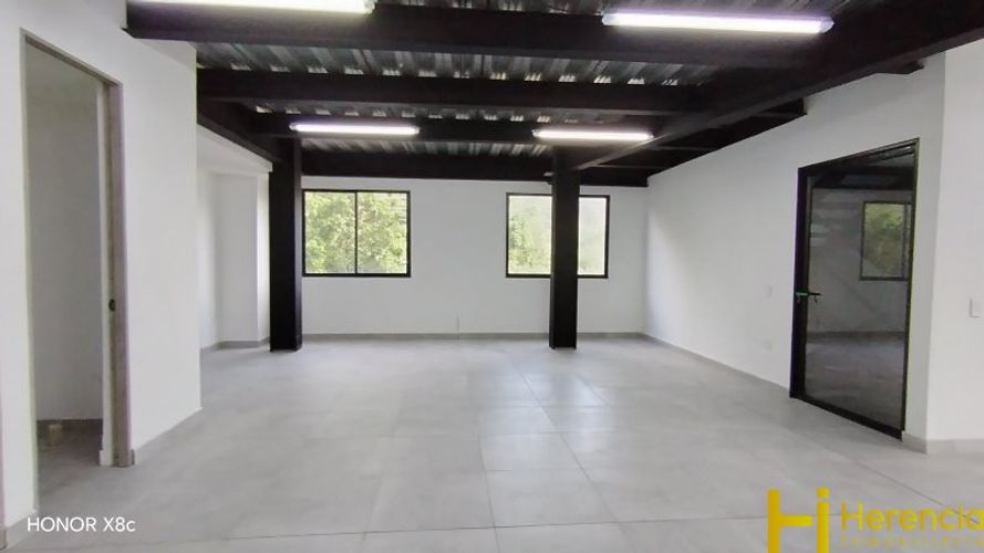 Bodega en arriendo en Tenche, Medellín, 207 m² · foto 2 de 9