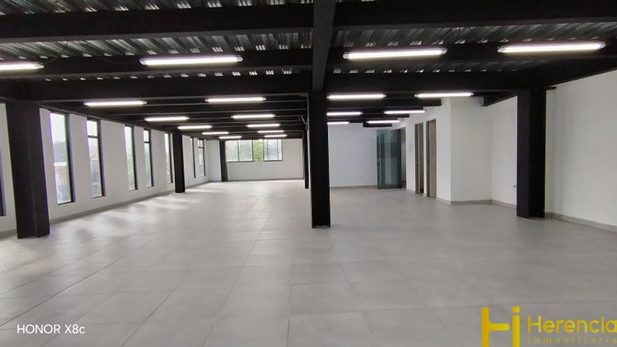 Bodega en arriendo en Tenche, Medellín, 207 m² · foto 2 de 9