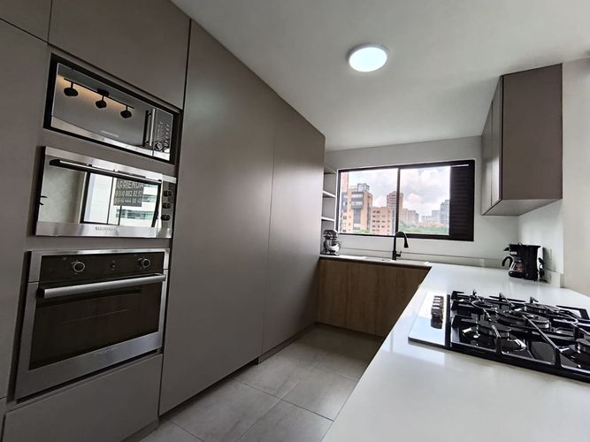 Apartamento de 3 alcobas en arriendo en El Poblado, Medellín, 195 m² · foto 7 de 20