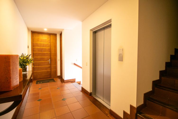 Apartamento de 3 alcobas en venta en Cerros De Niza, Bogotá, 192 m² · foto 4 de 24