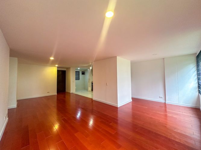 Apartamento de 2 alcobas en venta en Santa Barbara Central, Bogotá, 95 m² · foto 2 de 15