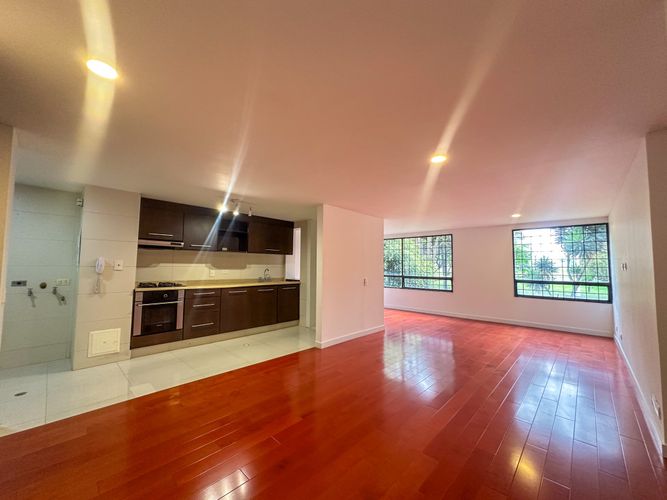 Apartamento de 2 alcobas en venta en Santa Barbara Central, Bogotá, 95 m² · foto 3 de 15
