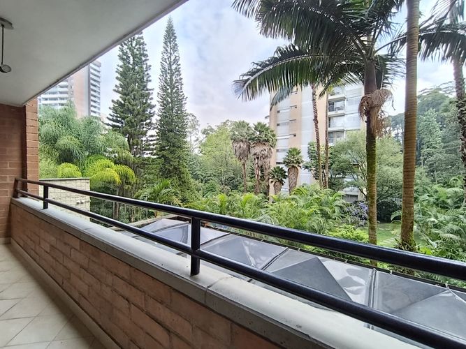 Apartamento de 3 alcobas en arriendo en El Poblado, Medellín, 129 m² · foto 3 de 20