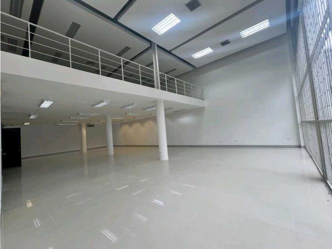 Local en arriendo en El Bosque, Cali, 450 m² · foto 2 de 24