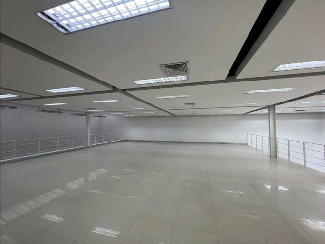 Local en arriendo en El Bosque, Cali, 450 m² · foto 3 de 24