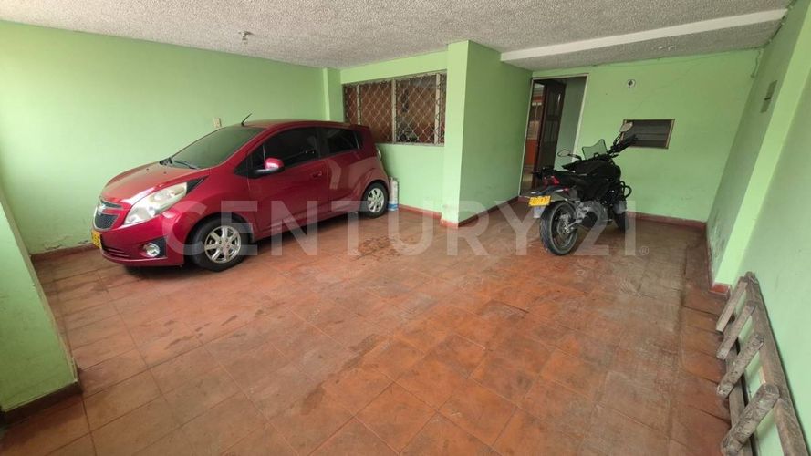Casa de 8 alcobas en venta en Santa Cecilia, Bogotá, 288 m² · foto 2 de 19