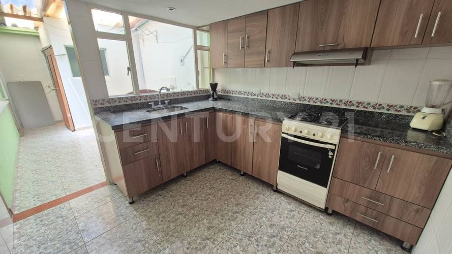 Casa de 8 alcobas en venta en Santa Cecilia, Bogotá, 288 m² · foto 3 de 19
