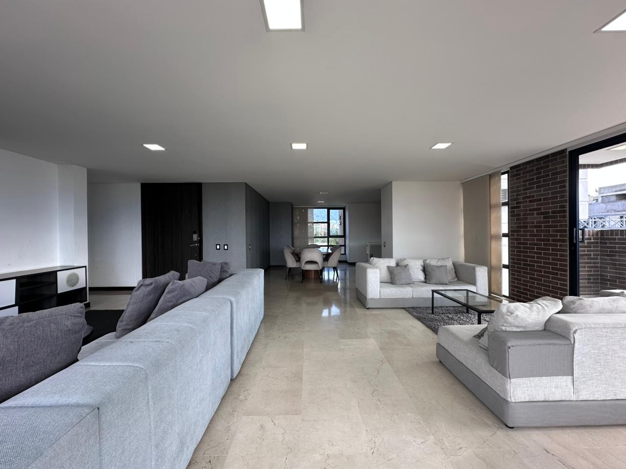 Apartamento en arriendo en El Poblado, Medellín · foto 3 de 17