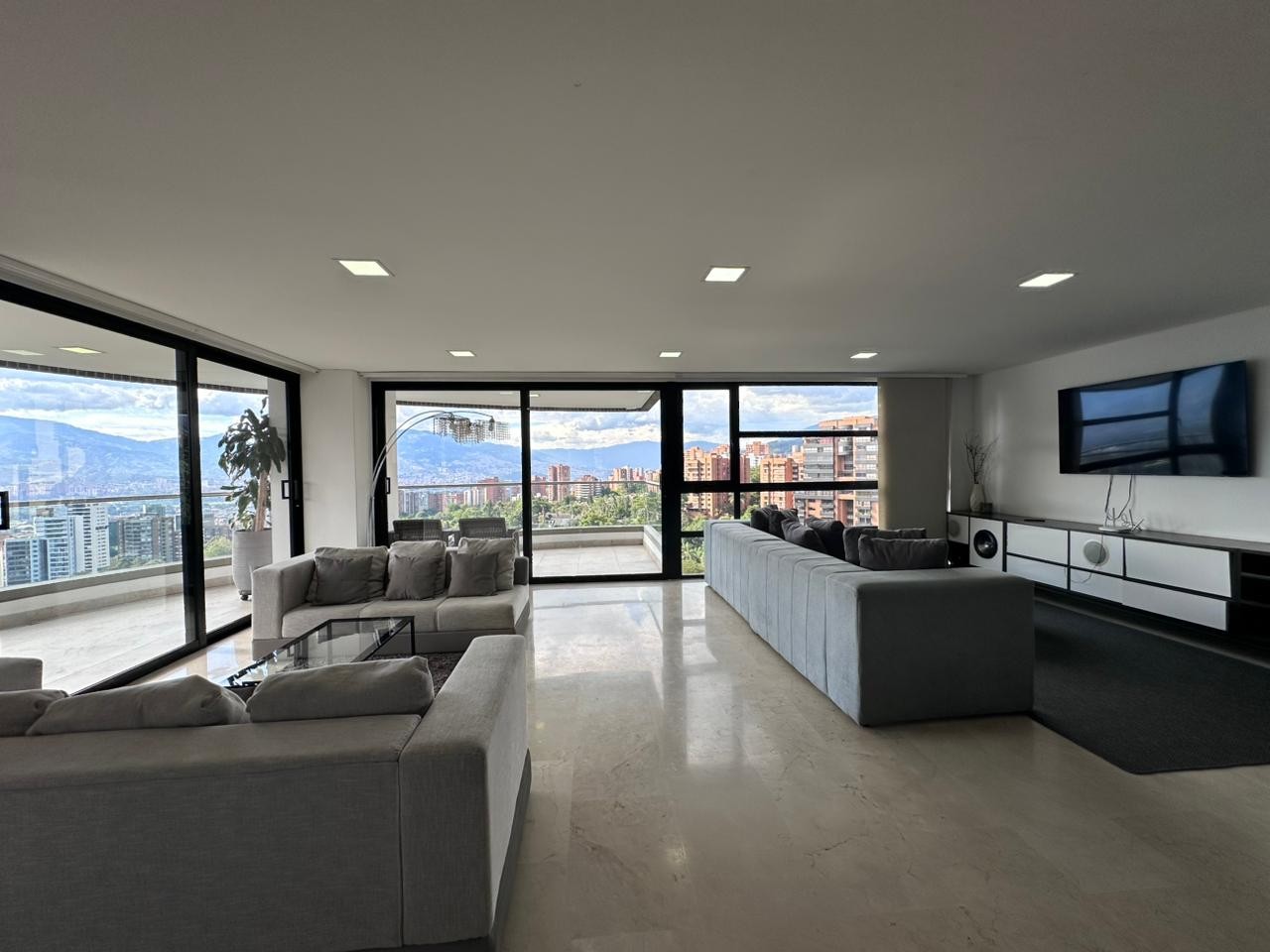 Apartamento en Arriendo en El Poblado, Medellín en Urbanizacion Villa Paula