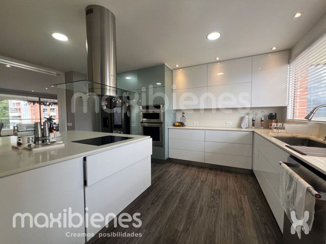 Apartamento de 4 alcobas en arriendo en Las Lomas, Medellín, 316 m² · foto 2 de 24