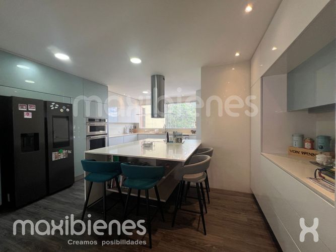 Apartamento de 4 alcobas en arriendo en Las Lomas, Medellín, 316 m² · foto 4 de 24