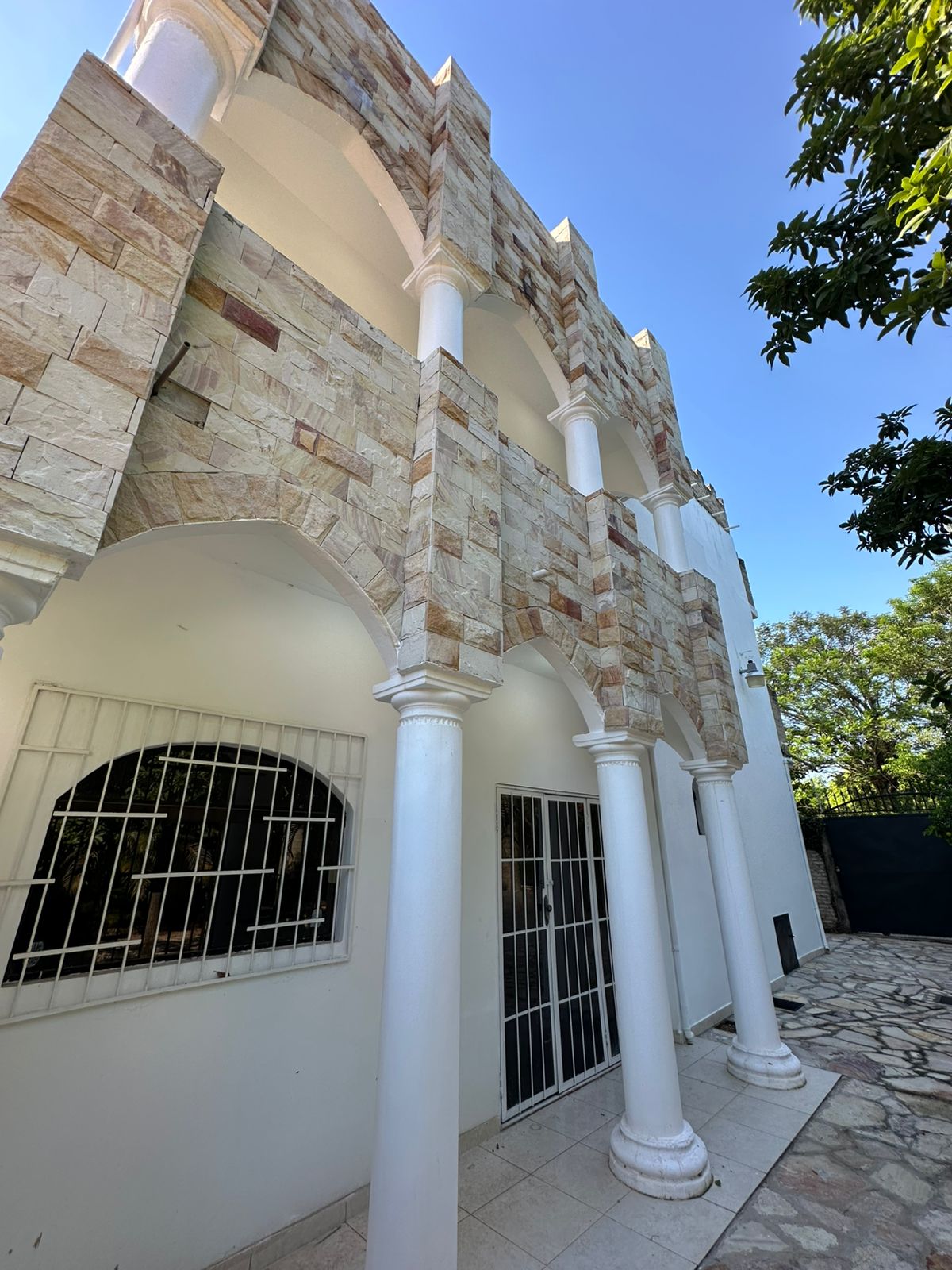 Amplia casa en Luque tipo castillo de 3 dormitorios en Suite — foto 2