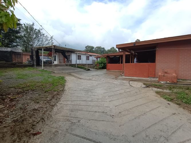 Casa de 3 alcobas en arriendo en San Cristobal, Medellín, 2000 m² · foto 2 de 24