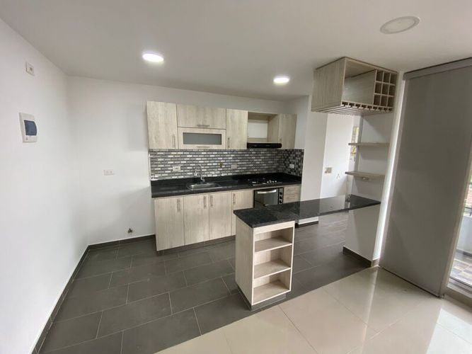 Apartamento de 3 alcobas en arriendo en Los Colores, Medellín, 103 m² · foto 3 de 18