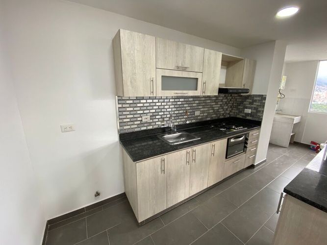Apartamento de 3 alcobas en arriendo en Los Colores, Medellín, 103 m² · foto 5 de 18