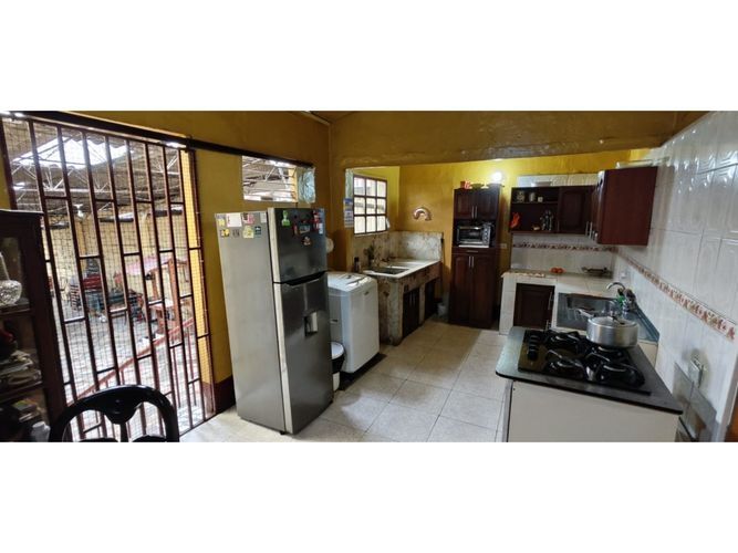 Casa de 4 alcobas en venta en La América, Medellín, 463 m² · foto 2 de 7