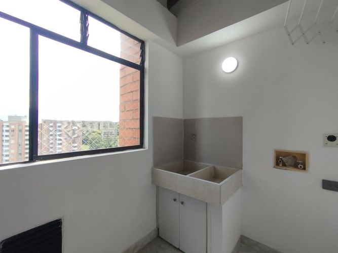 Apartamento de 2 alcobas en arriendo en Patio Bonito, Medellín, 90 m² · foto 2 de 19