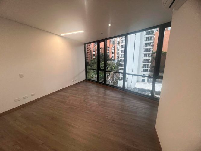 Oficina en arriendo en El Poblado, Medellín, 47 m² · foto 2 de 13