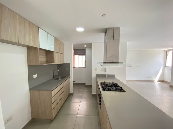 Apartamento de 2 alcobas en arriendo en Loma De Las Brujas, Envigado, 84 m² · foto 3 de 15