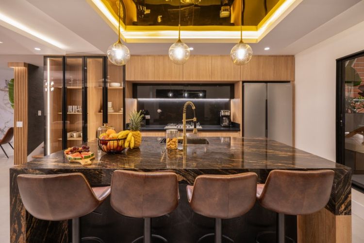 Casa de 8 alcobas en venta en El Poblado, Medellín, 380 m² · foto 2 de 24