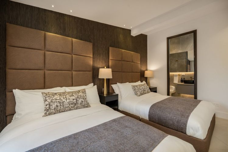 Casa de 8 alcobas en venta en El Poblado, Medellín, 380 m² · foto 16 de 24
