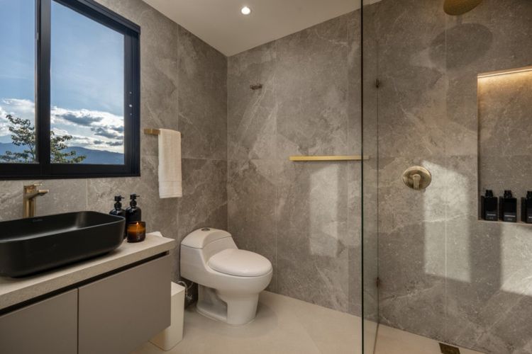 Casa de 8 alcobas en venta en El Poblado, Medellín, 380 m² · foto 19 de 24