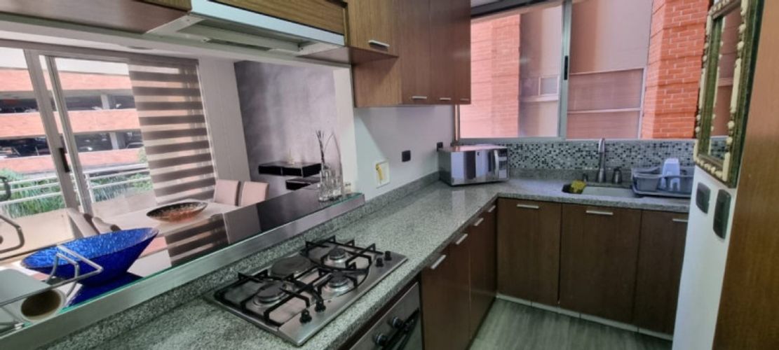 Apartamento de 3 alcobas en arriendo en Los Naranjos, Medellín, 130 m² · foto 5 de 16