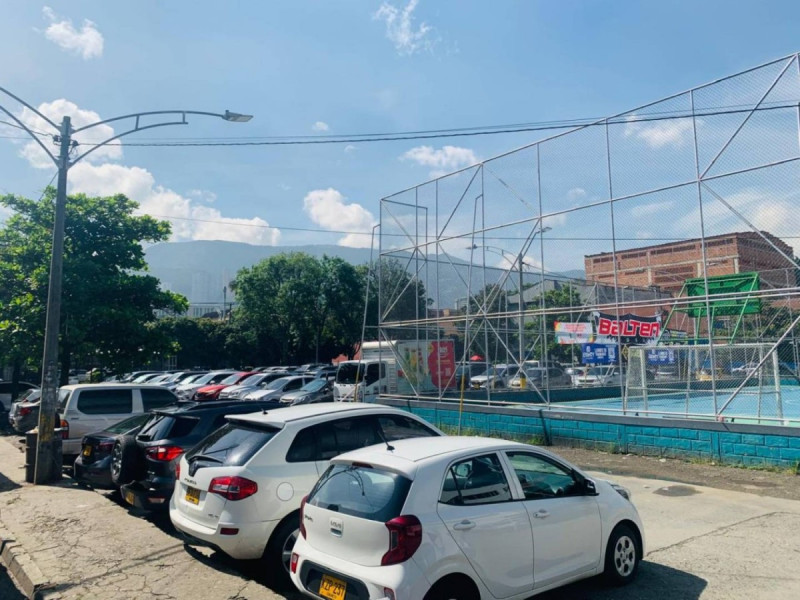 Building in Laureles (500 m²) for Sale - 4