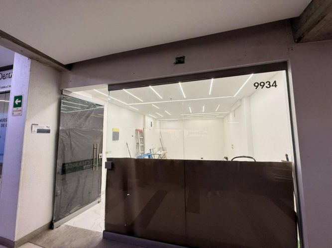 Local en arriendo en El Poblado, Medellín, 25 m² · foto 2 de 12