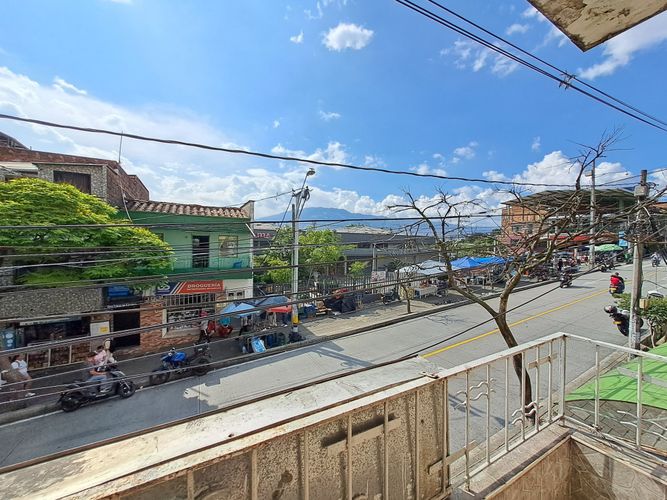 Edificio en venta en Manrique Central, Medellín, 382 m² · foto 2 de 14