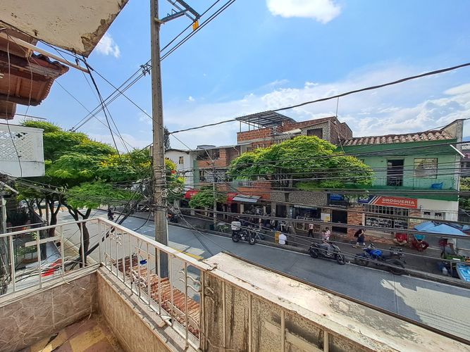 Edificio en venta en Manrique Central, Medellín, 382 m² · foto 3 de 14