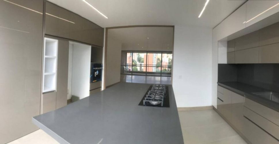 Apartamento de 3 alcobas en arriendo en Lalinde, Medellín, 230 m² · foto 14 de 17
