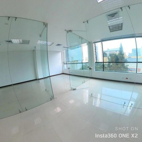 Oficina en arriendo en El Poblado, Medellín, 92 m² · foto 2 de 8
