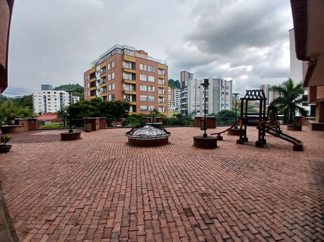 Apartamento de 2 alcobas en venta en Pinares, Pereira, 70 m² · foto 5 de 17