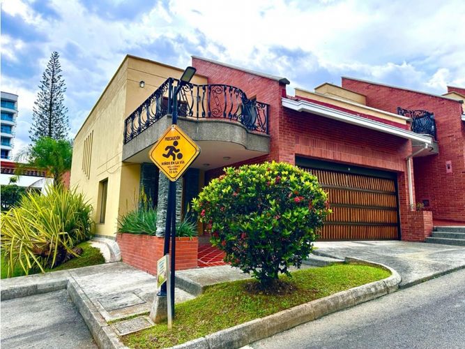 Casa de 5 alcobas en venta en El Poblado, Medellín, 265 m² · foto 2 de 15