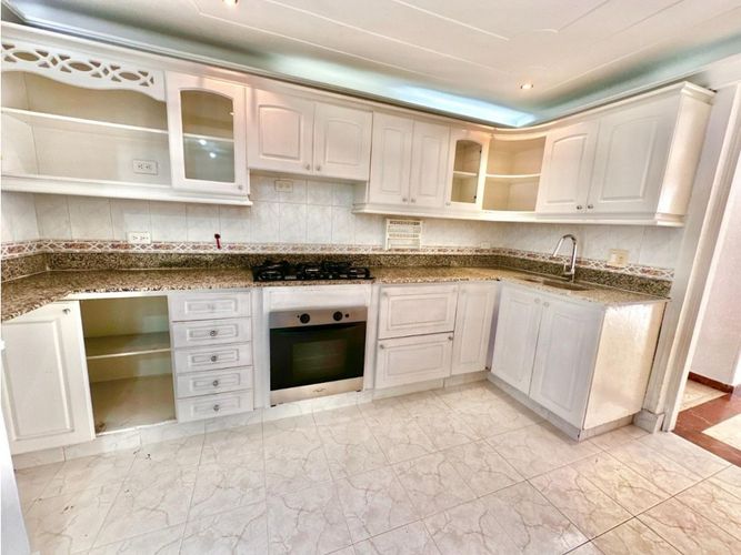 Casa de 5 alcobas en venta en El Poblado, Medellín, 265 m² · foto 3 de 15