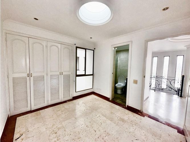 Casa de 5 alcobas en venta en El Poblado, Medellín, 265 m² · foto 13 de 15
