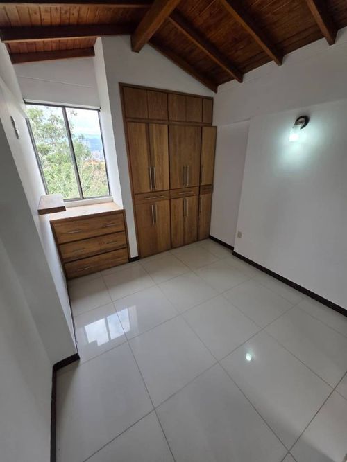 Apartamento en venta en Loma De Los Bernal, Medellín · foto 2 de 17